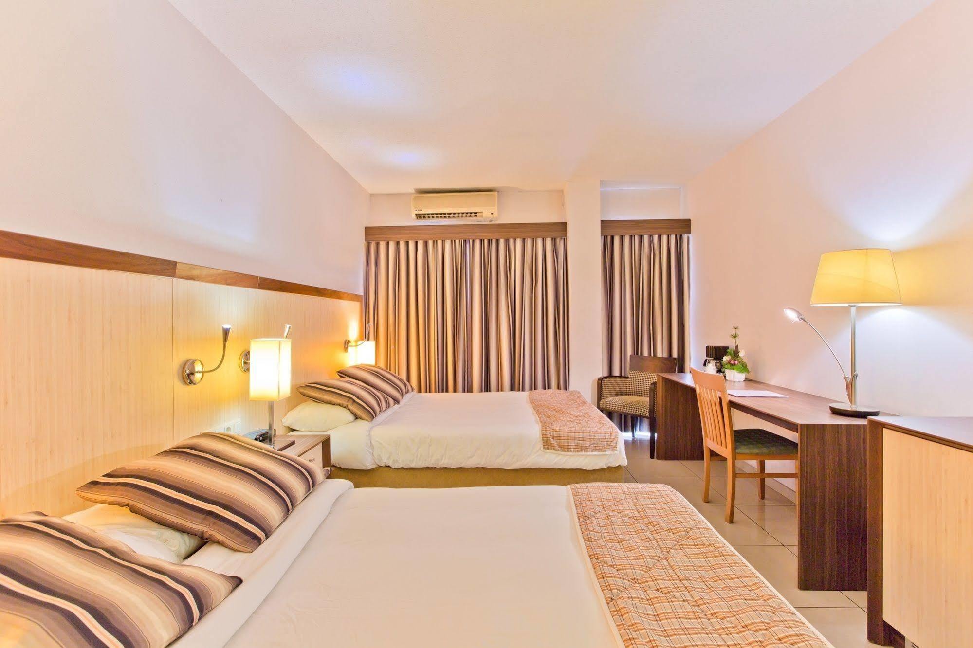 Queens Hotel ปารามารีโบ ภายนอก รูปภาพ