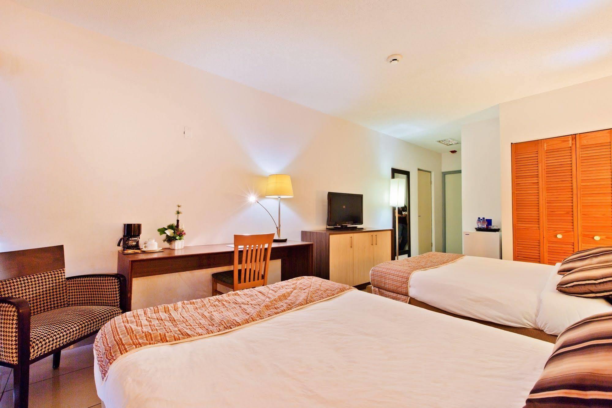 Queens Hotel ปารามารีโบ ภายนอก รูปภาพ