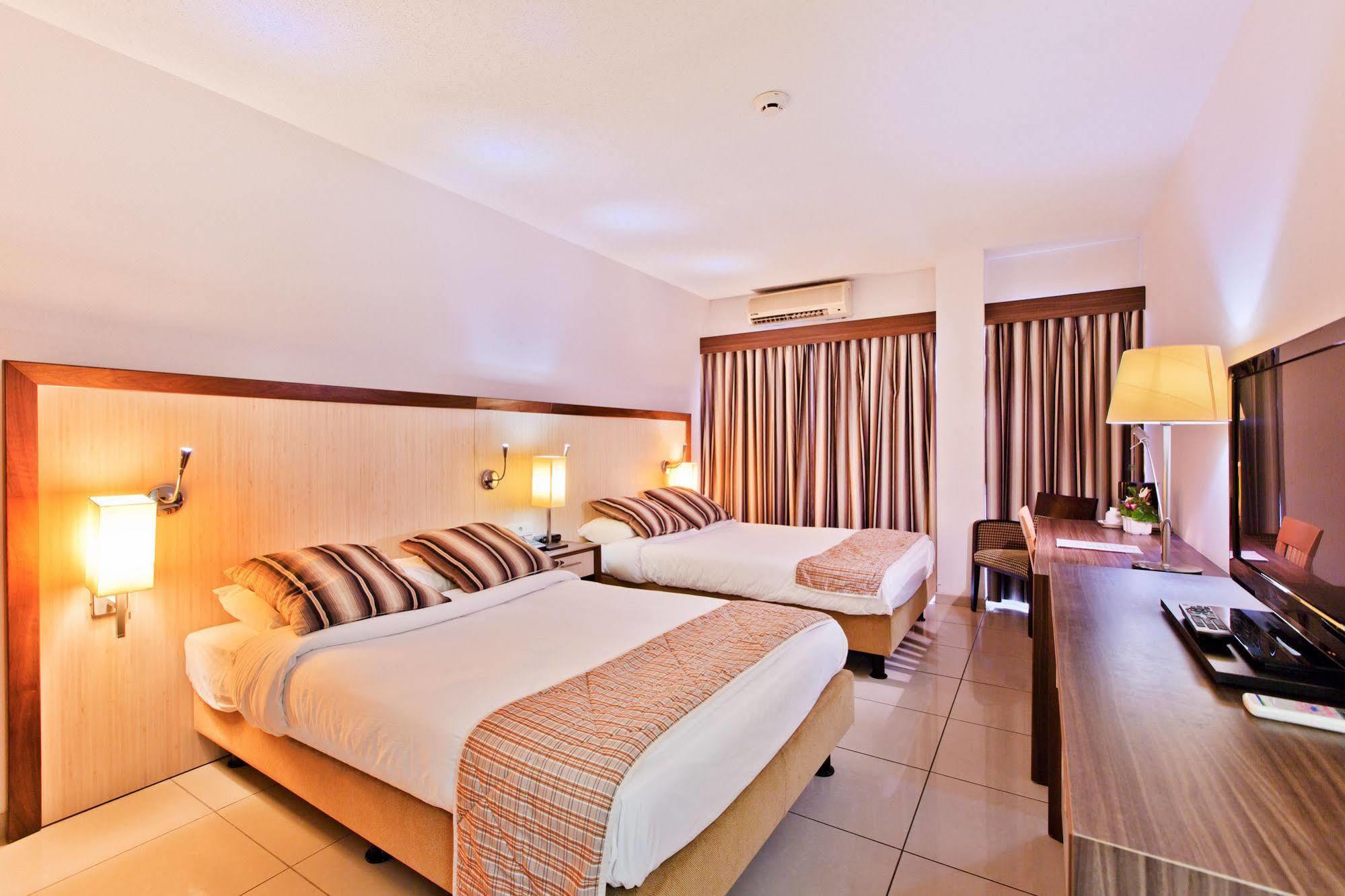 Queens Hotel ปารามารีโบ ภายนอก รูปภาพ