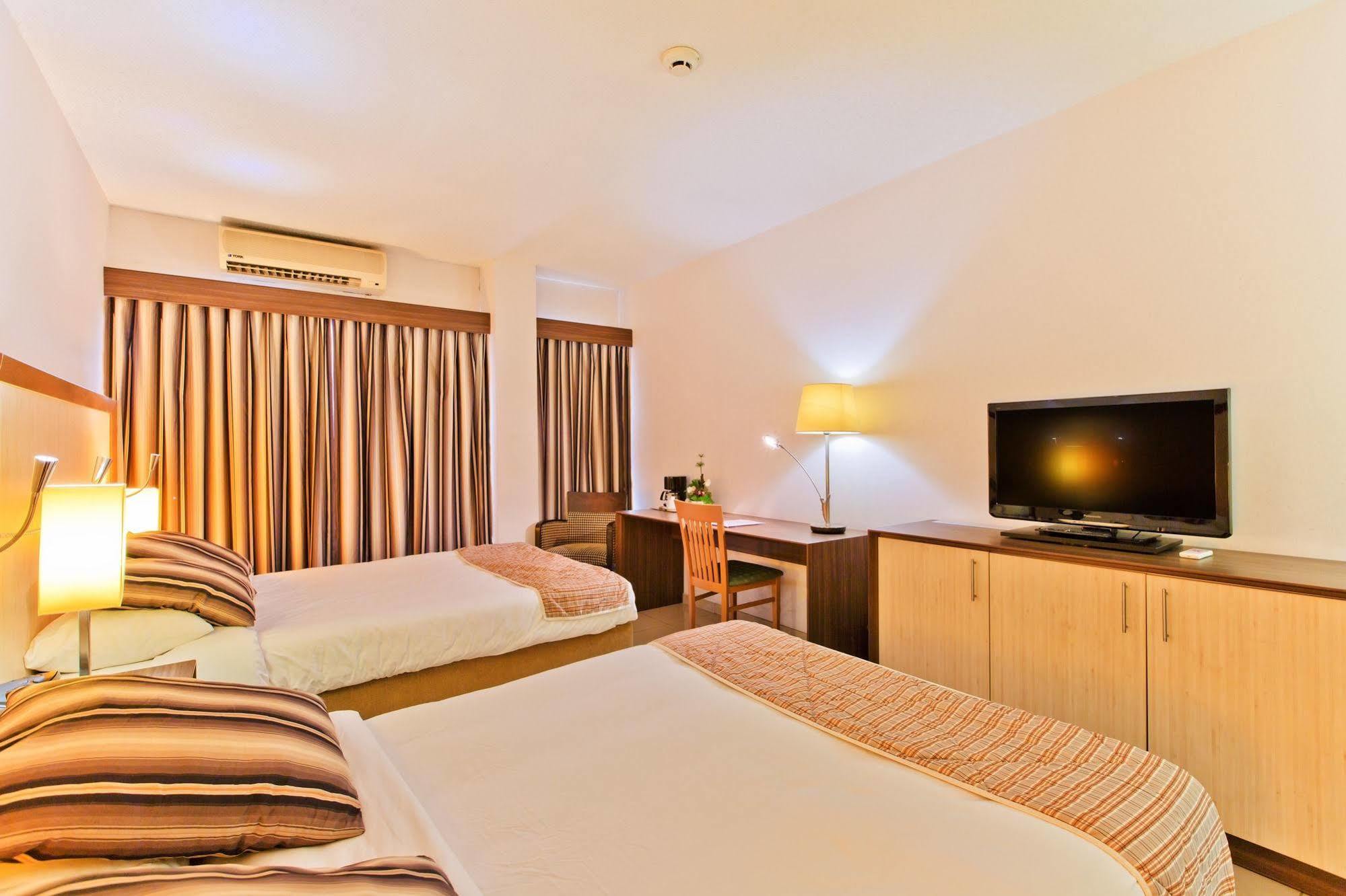 Queens Hotel ปารามารีโบ ภายนอก รูปภาพ