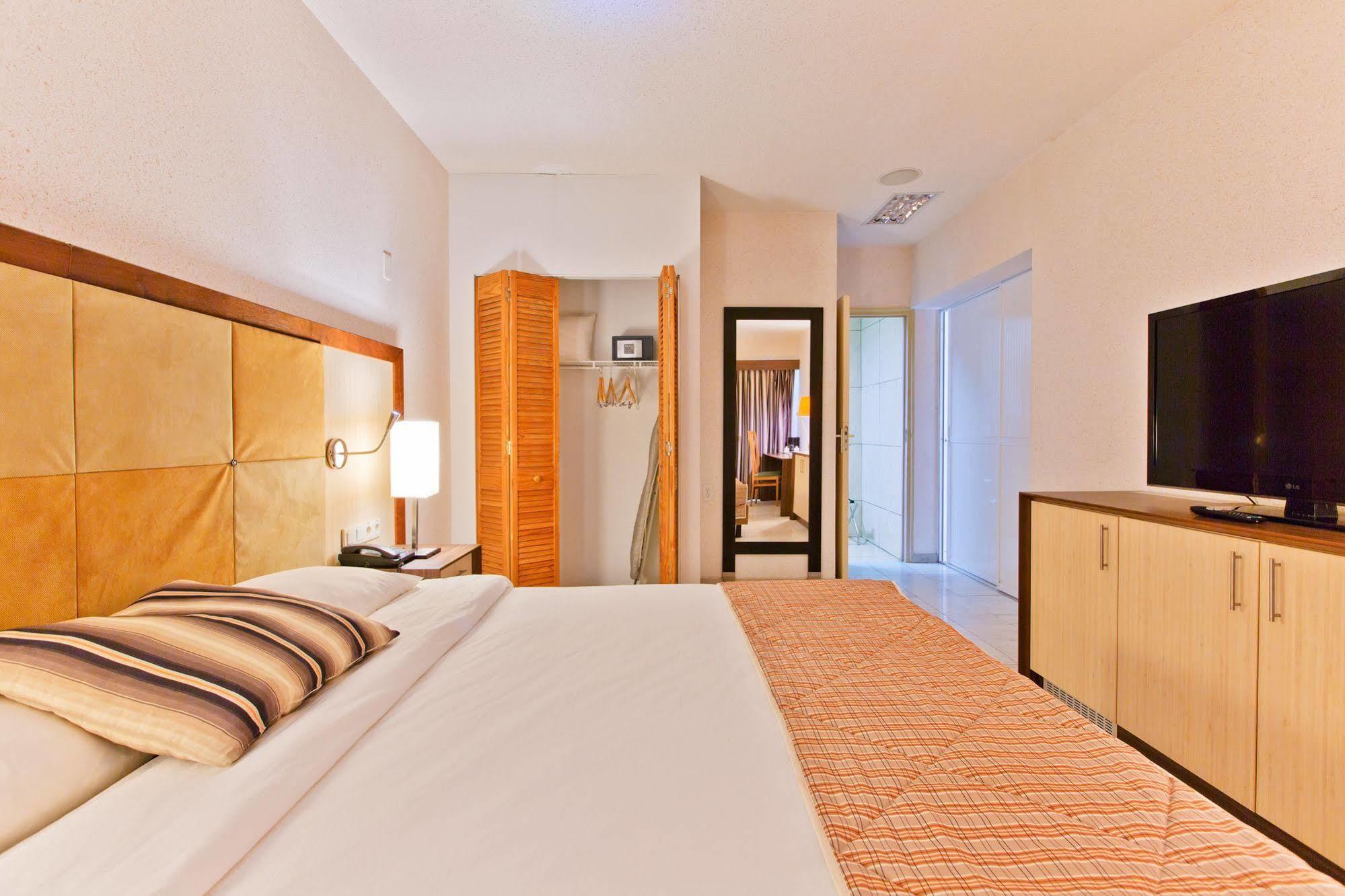 Queens Hotel ปารามารีโบ ภายนอก รูปภาพ