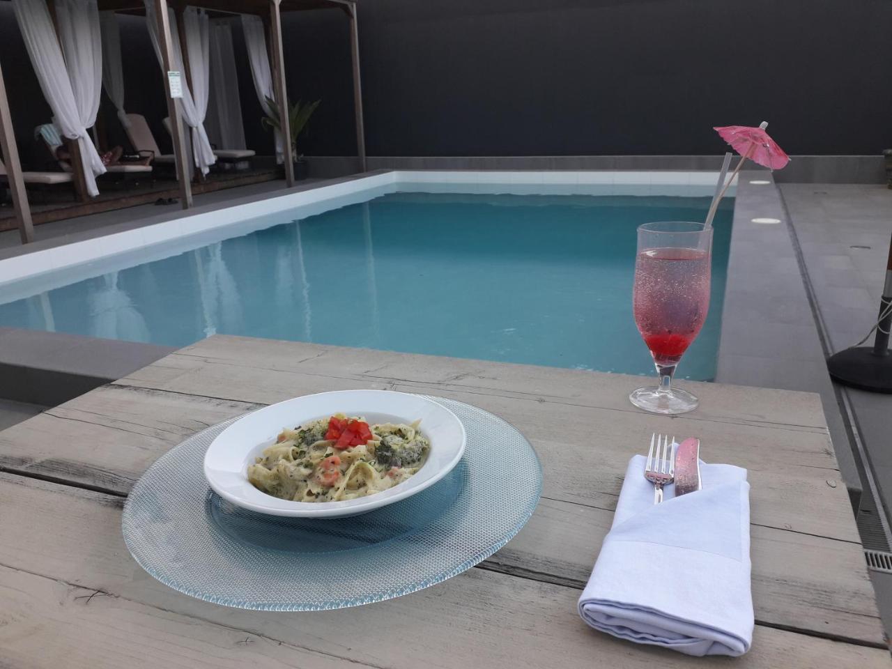 Queens Hotel ปารามารีโบ ภายนอก รูปภาพ